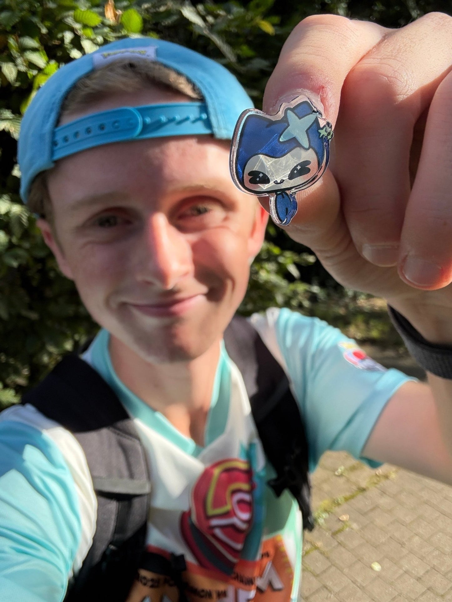 Hanni Mew - Logo Pin - Lachsnacken - Shop